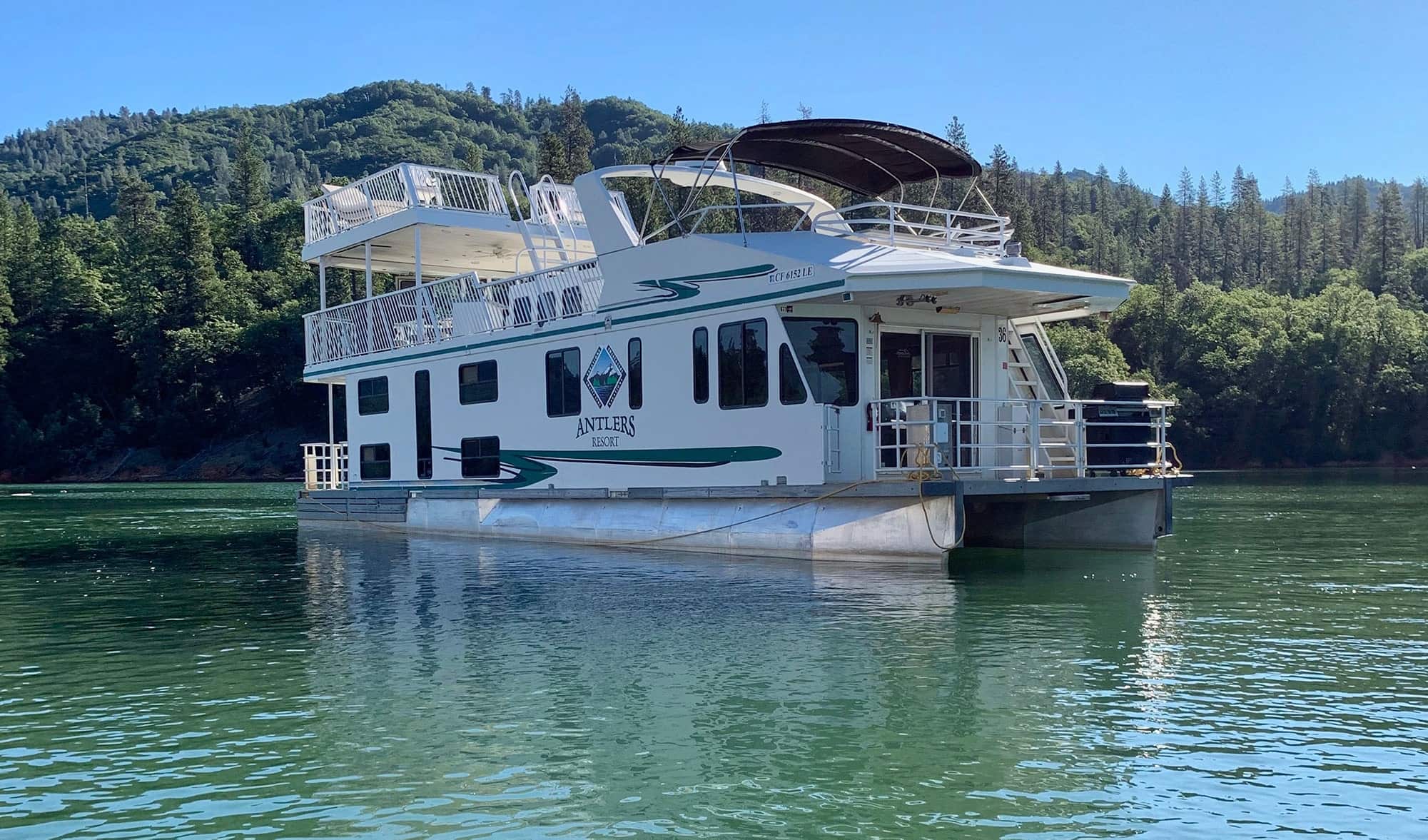 Image of Orion houseboat on lake from the side.