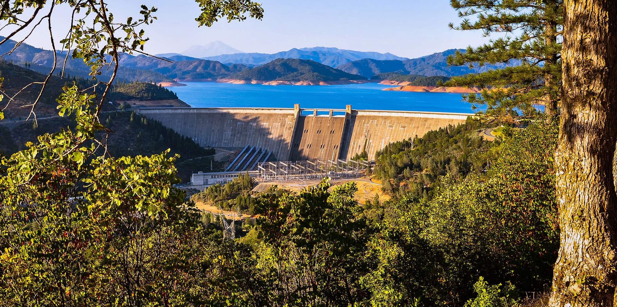 Image of Shasta Lake dam from a distance.