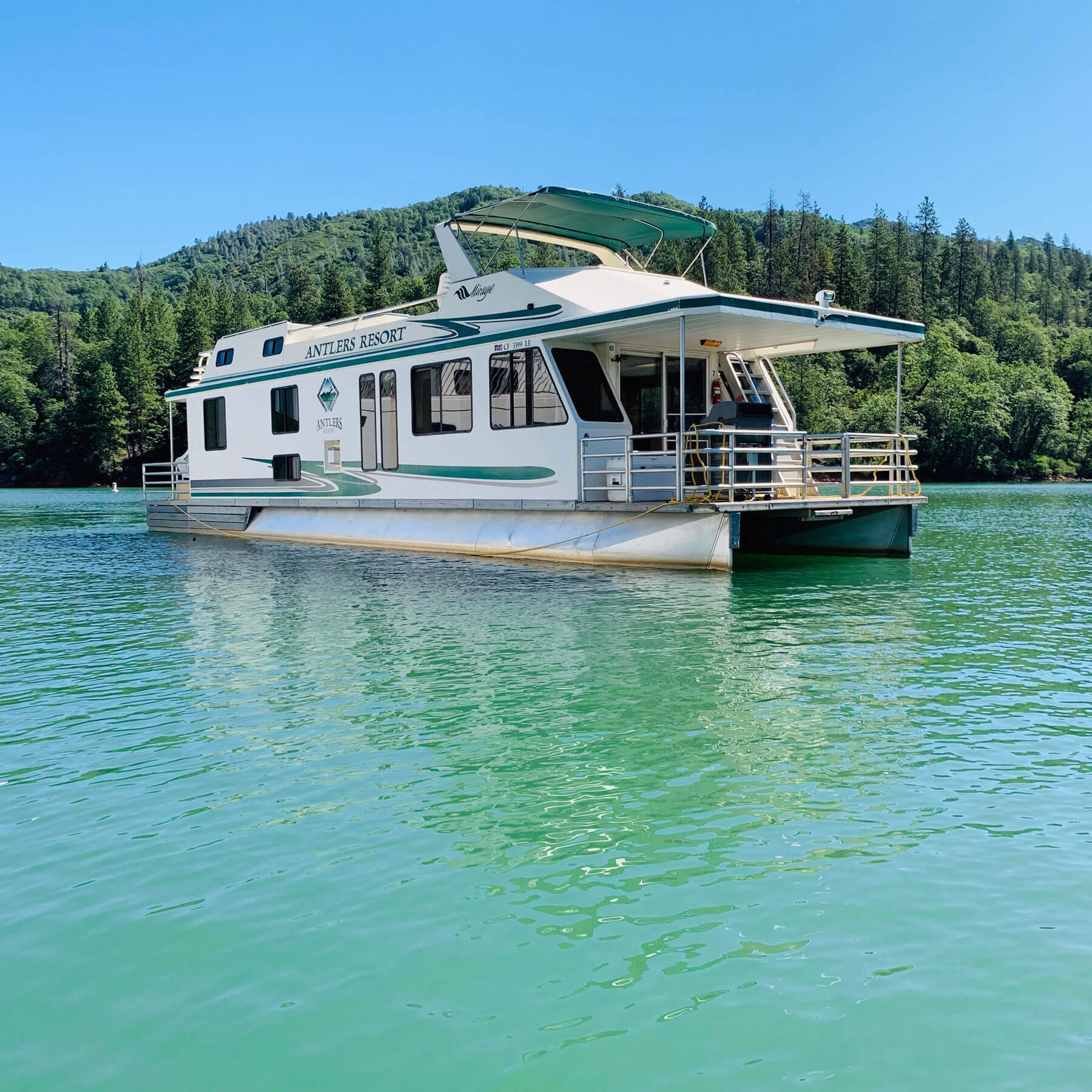 rent a yacht houseboat